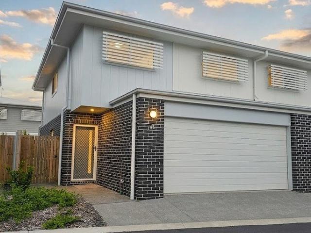 4 BED 2 BATH TOWNHOUSE WITH DUCTED AIR