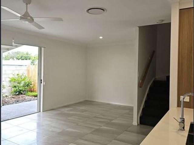 4 BED 2 BATH TOWNHOUSE WITH DUCTED AIR