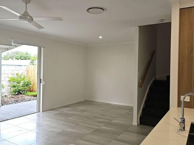4 BED 2 BATH TOWNHOUSE WITH DUCTED AIR