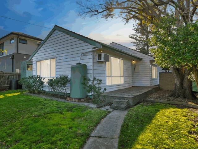 4 Bed, 2 baths, 2 living areas!