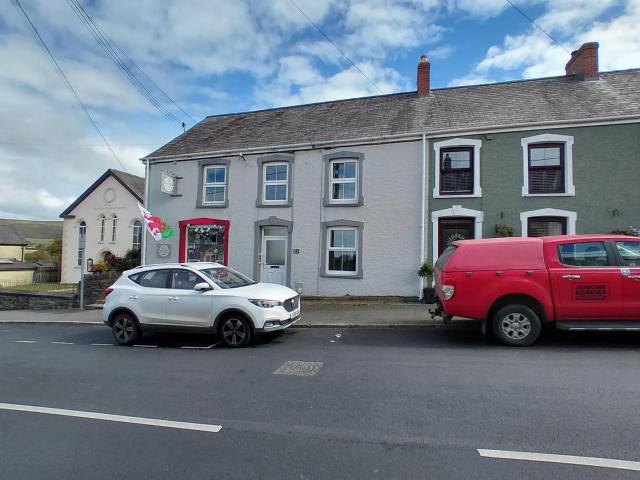 4 bed terraced house to rent in Crymych