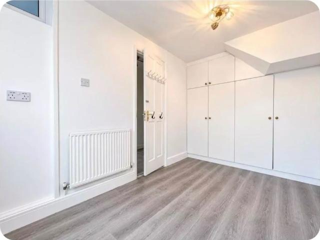 4 Bed Terraced House, Alexandra Court, TW3