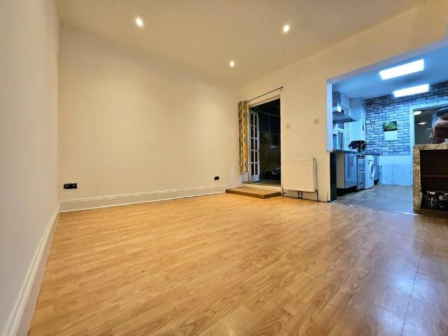 4 Bed Terraced House, Ashton Road, LU1