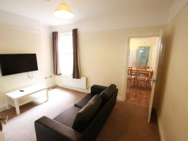 4 Bed Terraced House, Grange Avenue, RG6
