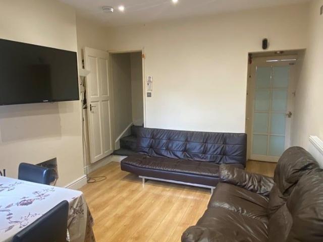 4 Bed Terraced House, Harewood Street, LE5