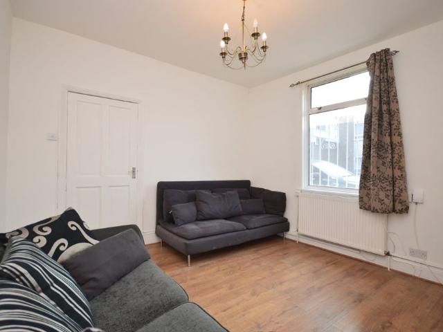 4 Bed Terraced House, Henniker Road, E15