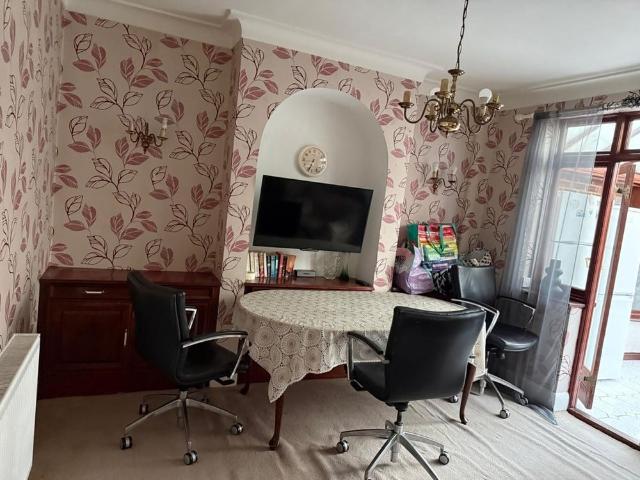4 Bed Terraced House, Holland Park Avenue, IG3