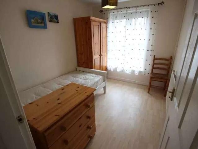 4 Bed Terraced House, Kingswood Croft, B7