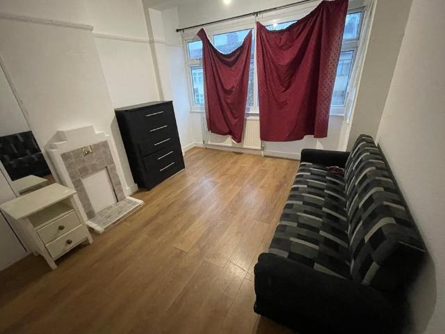 4 Bed Terraced House, Mortlake Road, IG1