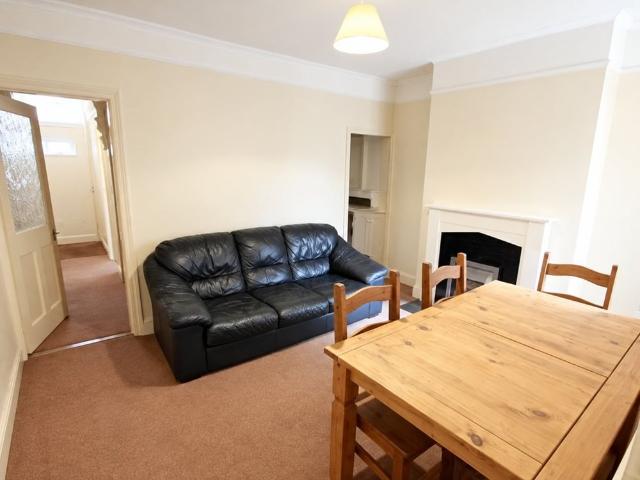 4 Bed Terraced House, Norris Road, RG6