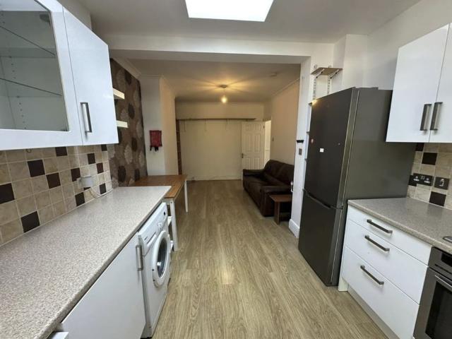 4 Bed Terraced House, Oakdale Road, N4