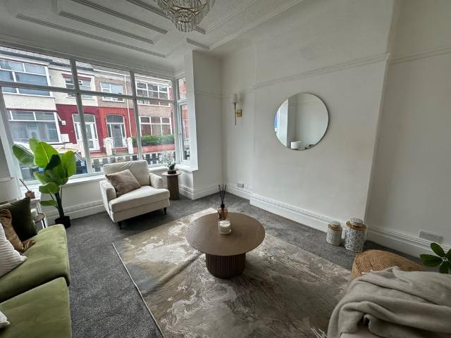 4 Bed Terraced House, Parkside, CH44