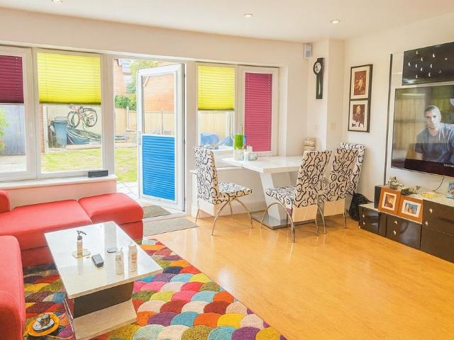 4 Bed Terraced House, Pontes Avenue, TW3
