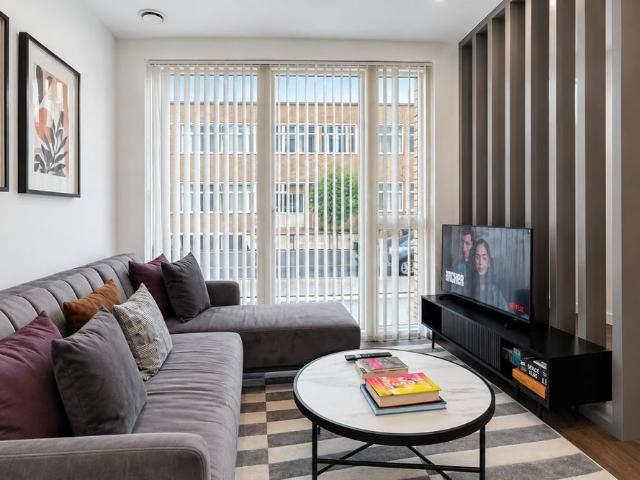 4 Bed Terraced House, Spring Park Drive, N4