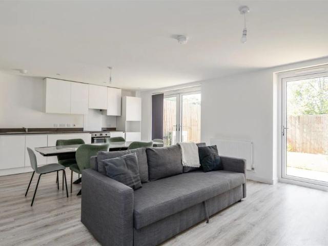 4 bed town house to rent in Parkes Avenue, Balsall Heath, Birmingham