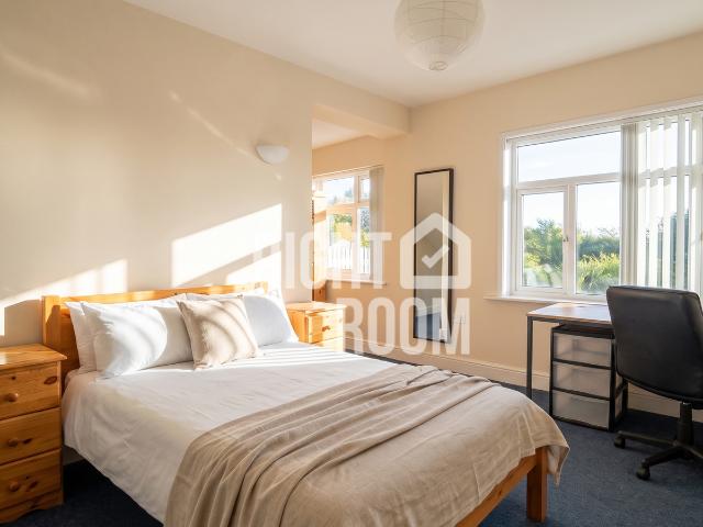 4 Bed Apartment, Portswood Road, Southampton SO17, 4 bed flat to rent, £1,700 pcm | PrimeLocation