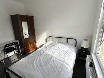 4 bed Clean modern garden house well maintained