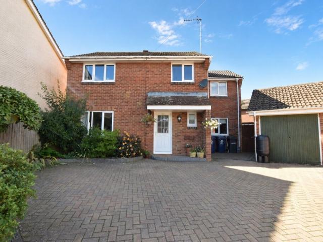 4 bed Detached House To Let