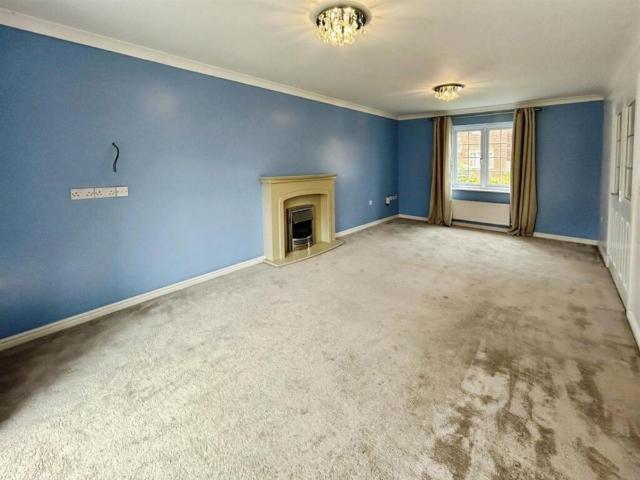 4 bed Detached House To Let