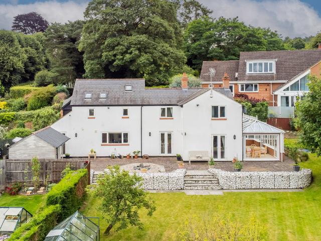 4 bed Detached House To Let