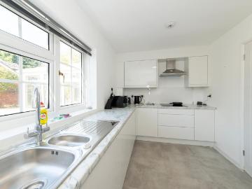 4 bed Detached House To Let