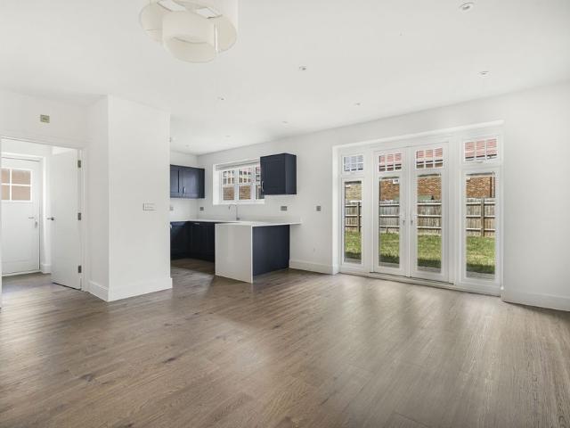 4 bed Detached House To Let