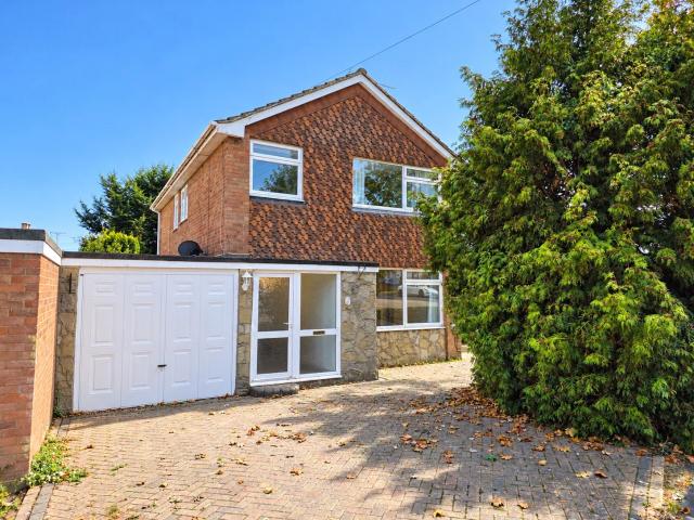 4 bed detached house to rent in The Paddocks, Rayleigh, Essex, SS6