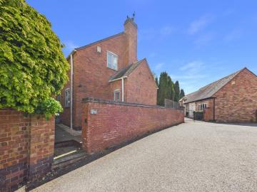 4 BED Detached house To rent