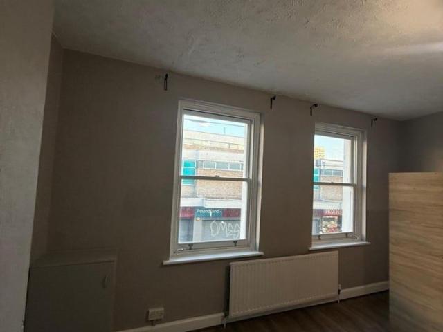 4 Bed Detached House, East St, IG11