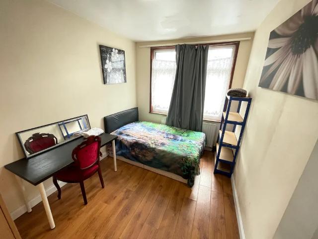 4 Bed Detached House for RENT, E14 MoveHome