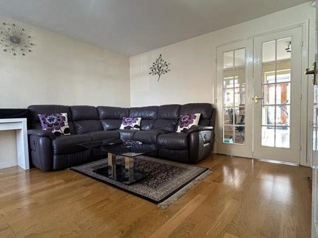 4 Bed End Terrace, Garrison Close, TW4