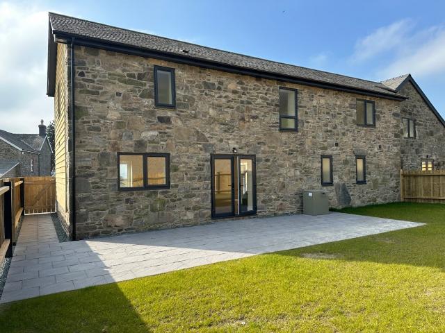 4 bed End Terrace House To Let