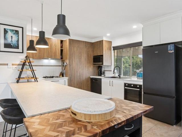 4 Bed Family Home & Lined Shed with Kitchenette & Bathroom!