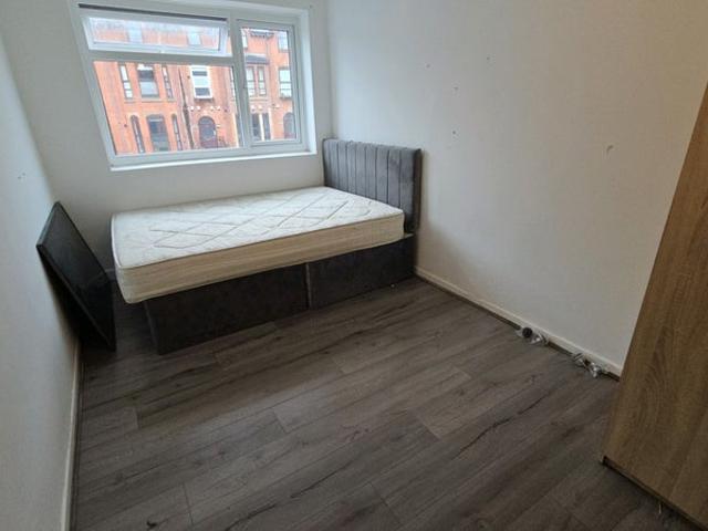 4 bed flat, neat MRI hospital Oxford rd, uni