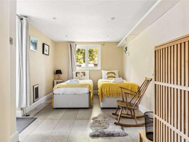 4 bed flat for sale