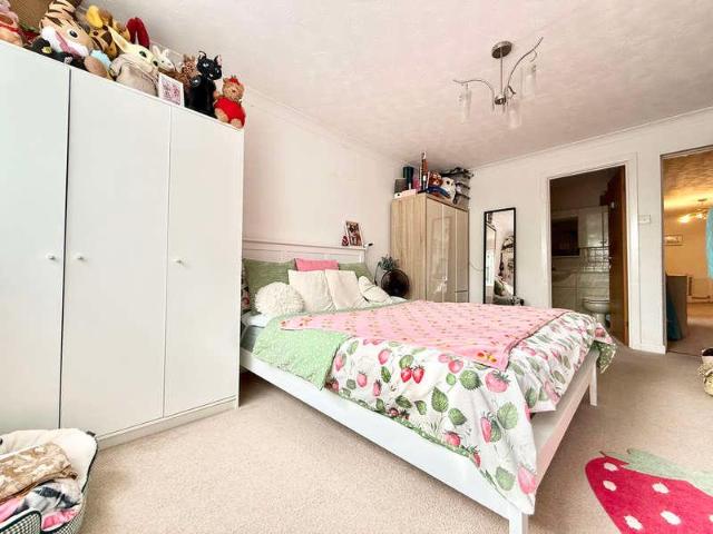 4 bed flat for sale