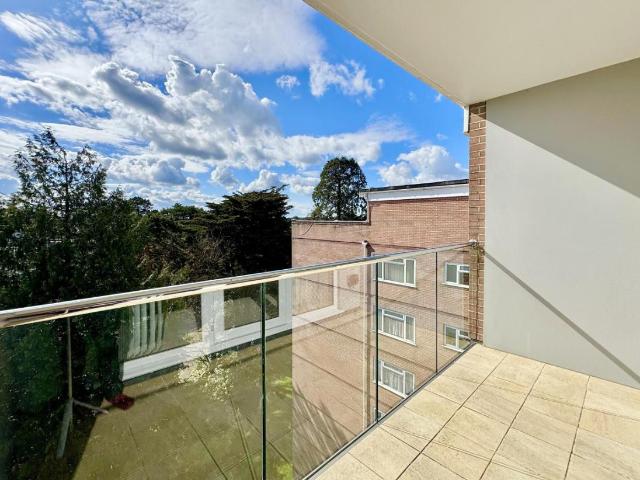 4 bed flat for sale