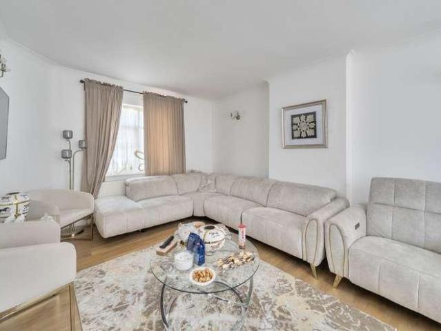 4 bed flat for sale
