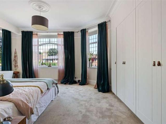 4 bed flat for sale