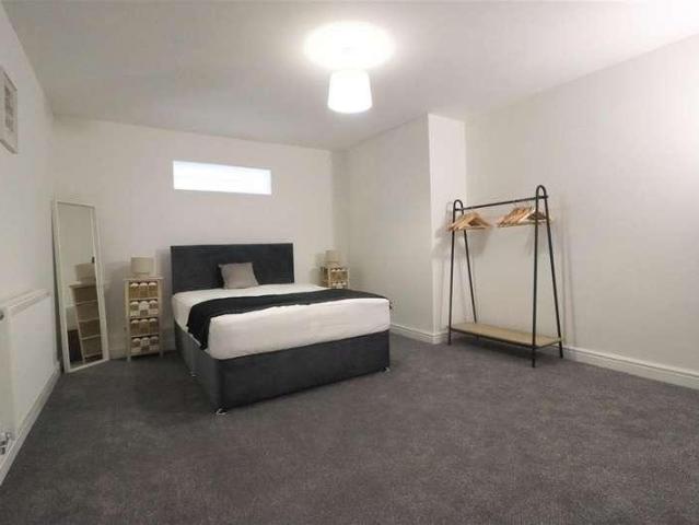 4 bed flat for sale