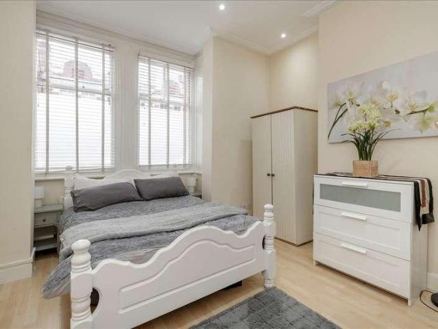4 bed flat for sale