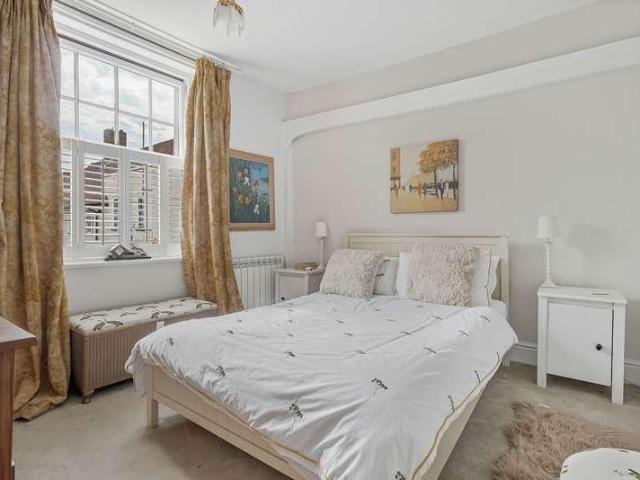 4 bed flat for sale