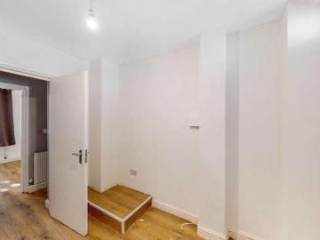 4 bed flat for sale