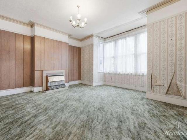 4 bed flat for sale