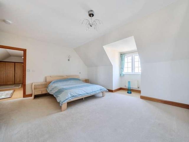 4 bed flat for sale