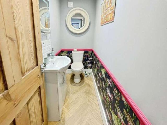 4 bed flat for sale