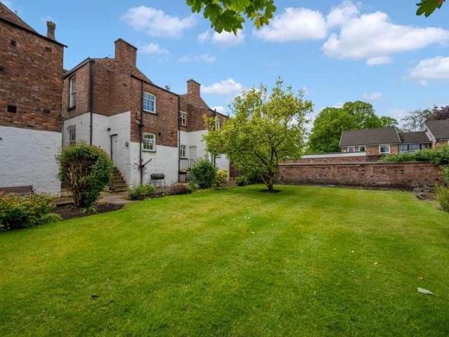 4 bed flat for sale