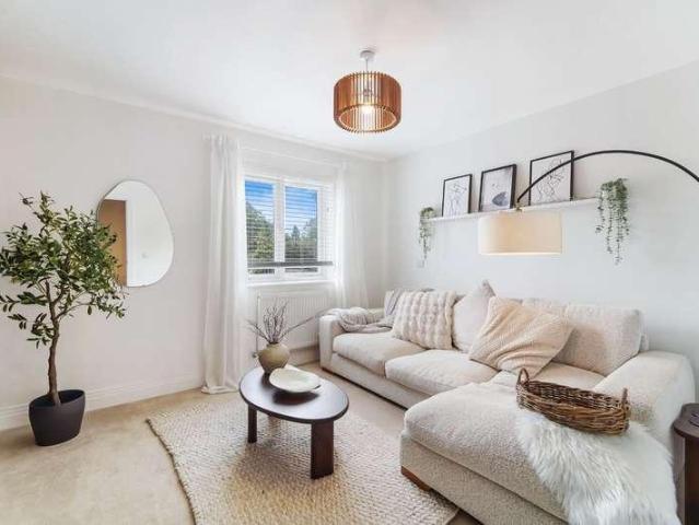 4 bed flat for sale
