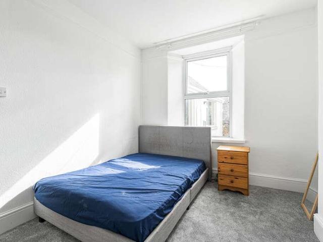 4 bed flat for sale