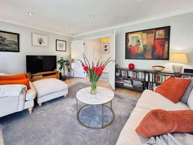 4 bed flat for sale